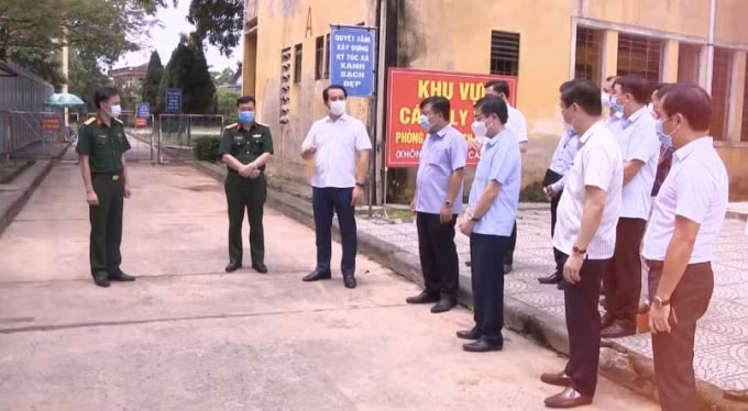 Ông Phạm Hoàng Anh - Phó Bí thư thường trực tỉnh ủy Vĩnh Phúc kiểm tra công tác bầu cử tại khu cách ly.