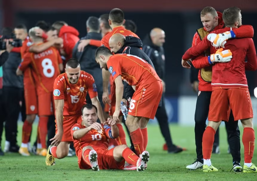 Pandev (số 10) gục xuống khi được dự EURO 2020. Ảnh: Getty