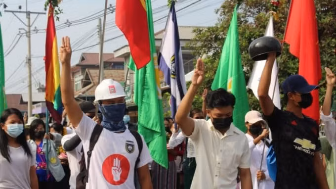 Người biểu tình phản đối cuộc đảo chính quân sự ở Dawei, Myanmar, vào ngày 13 tháng 4 - Ảnh: Reuters