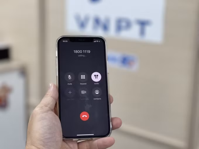 18001119 đường dây nóng hỗ trợ khai báo y tế nhanh chóng và miễn cước.