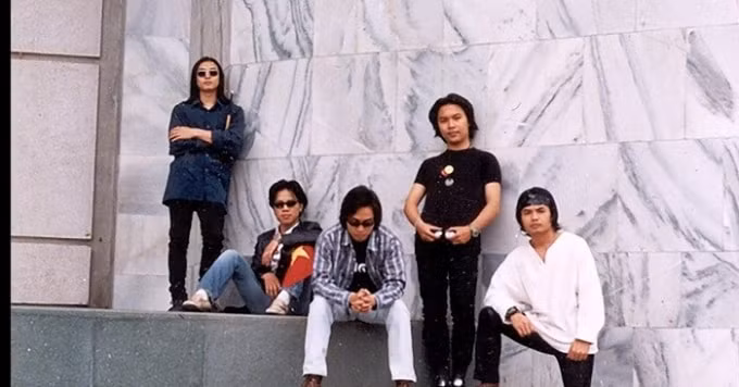 Ban nhạc Bức Tường được thành lập năm 1995.