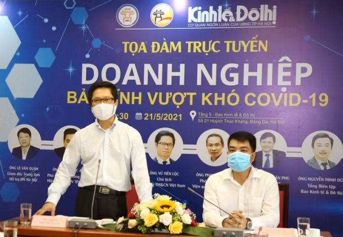 Chủ tịch Phòng Thương mại và Công nghiệp Việt Nam (VCCI) Vũ Tiến Lộc trao đổi tại buổi tọa đàm. Ảnh: Thanh Hải