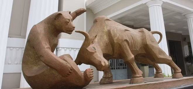 Số lượng nhà đầu tư tham gia thị trường chứng khoán tăng vọt, dẫn đến tình trạng nghẽn lệnh trên HoSE từ cuối năm 2020 đến nay