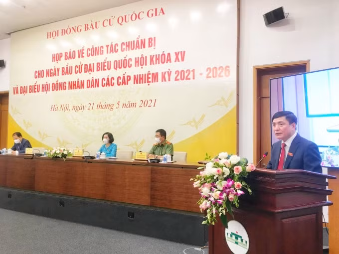 Tổng Thư ký Quốc hội, Chánh Văn phòng Hội đồng Bầu cử quốc gia Bùi Văn Cường thông tin tại họp báo.
