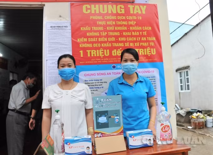 Tại mỗi tổ bầu cử ban tổ chức chuẩn bị khẩu trang và dung dịch sát khuẩn cho cử tri trước khi vào bầu cử