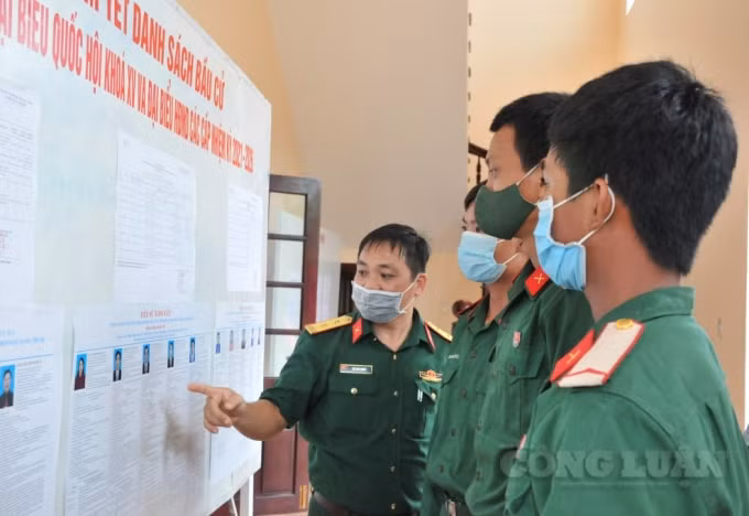 Cán bộ chiến sĩ Trung đoàn 152 tìm hiểu các ứng cử viên