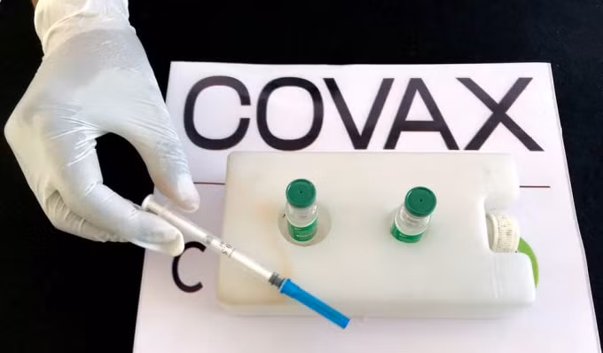 Một y tá chuẩn bị tiêm vắc xin Covid-19 của AstraZeneca thông qua chương trình COVAX ở Ethiopia. Ảnh: Reuters