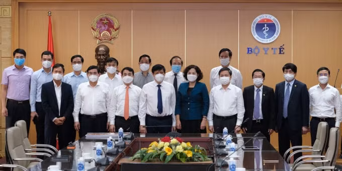 Bộ trưởng Y tế Nguyễn Thanh Long chụp ảnh cùng Thống đốc Ngân hàng Nhà nước và đại diện các ngân hãng tham gia ủng hộ chương trình.