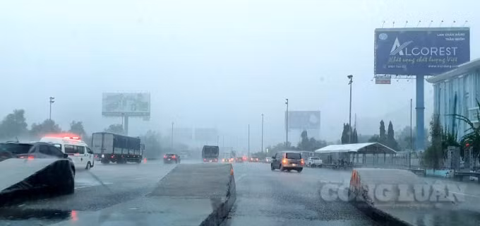 Tầm nhìn trên cao tốc TP. HCM - Long Thành - Dầu Giây hạn chế bởi mưa lớn, phủ trắng đường.