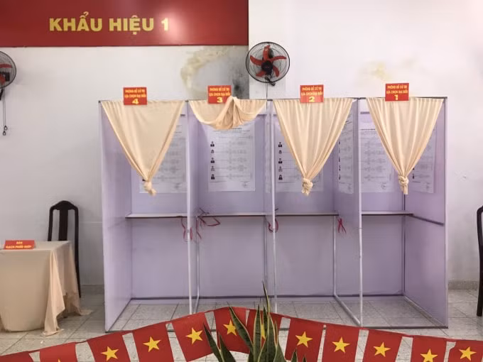 Địa điểm bỏ phiếu phải thực hiện giãn cách xã hội, tổ bầu cử sẽ tăng cường vệ sinh, khử khuẩn khu vực tổ chức bầu cử, khử khuẩn phiếu bầu và thùng phiếu, bảo đảm yêu cầu về giãn cách.