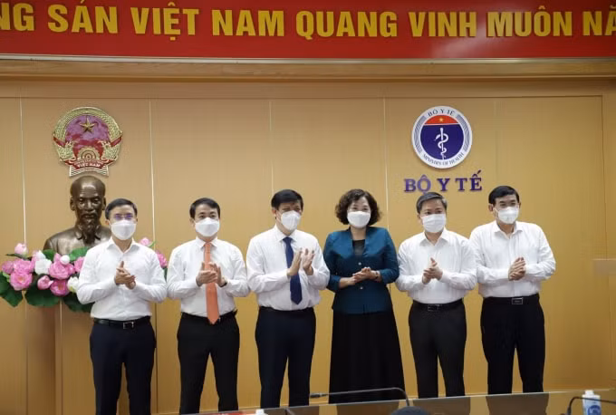 “Big 4” ngành ngân hàng ủng hộ 100 tỷ đồng để mua vaccine phòng COVID-19.