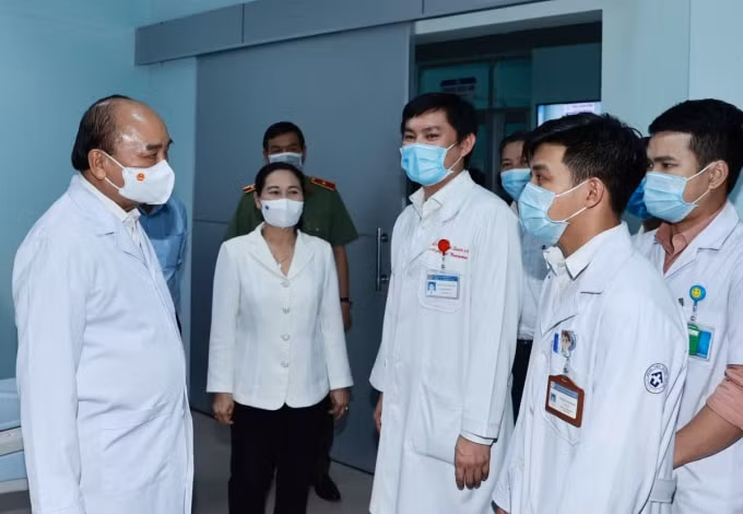 Chủ tịch nước Nguyễn Xuân Phúc trò chuyện với đội ngũ y, bác sỹ bệnh viện huyện Củ Chi.