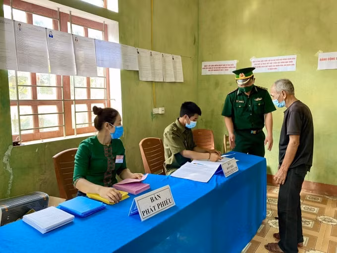 Cụ thể, tại huyện Kỳ Sơn có 156 khu vực bỏ phiếu sớm thuộc 16 xã: Mường Ải; Mường Típ; Tây Sơn; Nậm Càn; Tà Cạ; Bảo Nam; Na Ngoi; Keng Đu; Bắc Lý; Mỹ Lý; Đoọc Mạy; Mường Lống; Hữu Kiệm; Na Loi; Huồi Tụ; Hữu Lập.