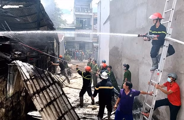 Lực lượng chức năng đã có mặt kịp thời xử lý đám cháy. Ảnh: vietnamplus.vn
