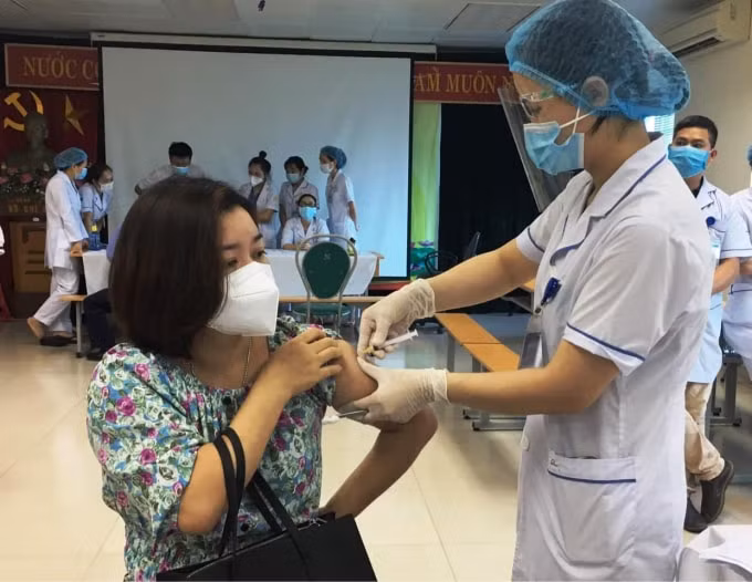 Việc tiêm chủng vắc xin COVID-19 phải được thực hiện tại các cơ sở y tế được phép (ảnh TL).