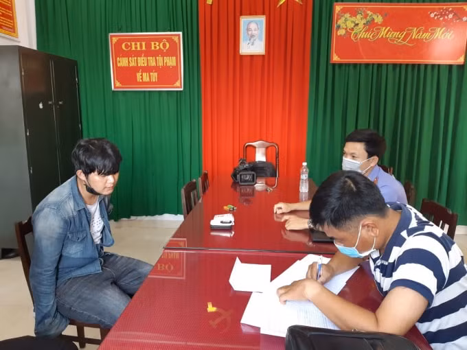 Đinh Công Duy (bên trái) khai nhận hành vi phạm tội của mình.