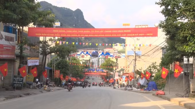 Đồng Văn rực rỡ cờ hoa chào mừng ngày bầu cử đại biểu Quốc hội và bầu cử đại biểu HĐND các cấp. Ảnh: Ngọc Hải