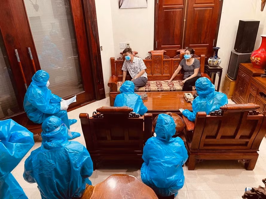Lực lượng chức năng làm việc với y sỹ Nguyễn Văn Hiền. Ảnh: tienphong.vn