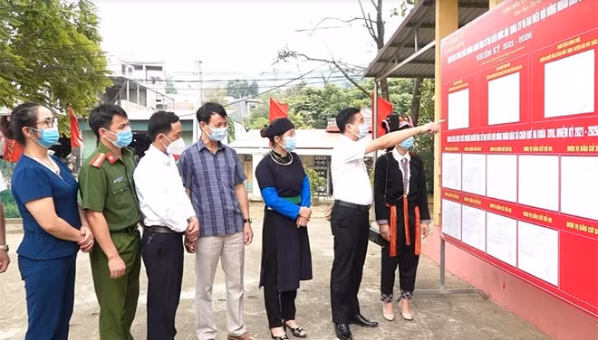 Phó Bí thư Huyện ủy, Chủ tịch UBND huyện, Phó Chủ tịch Uỷ ban Bầu cử huyện Văn Yên Hà Đức Anh trao đổi với cử tri các xã Châu Quế Hạ, Châu Quế Thượng về công tác bầu cử.