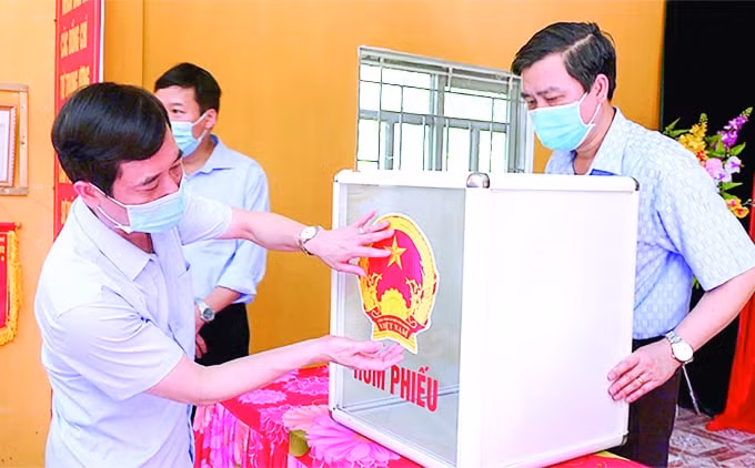 Trưởng Ban Tuyên giáo Tỉnh ủy Yên Bái Nguyễn Minh Tuấn kiểm tra các điểm bỏ phiếu.