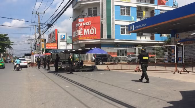 Một trạm xăng dầu bị phong tỏa, khám xét.
