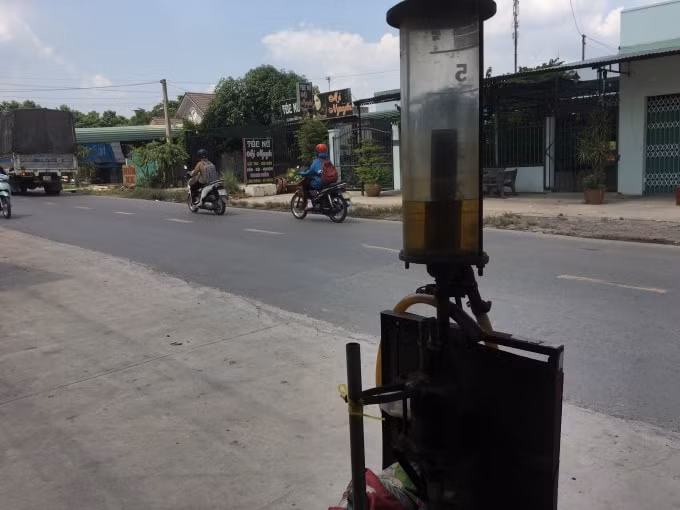 Một số cây xăng nhỏ lẻ mọc lên “như nấm” trên nhiều tuyến đường ở Đồng Nai.