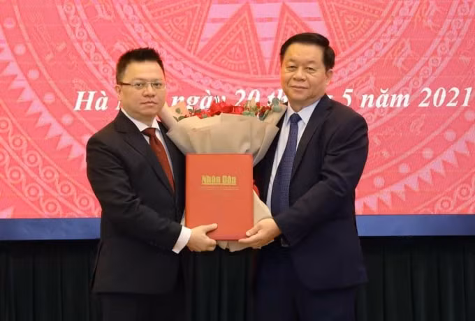 Trưởng Ban Tuyên giáo Trung ương Nguyễn Trọng Nghĩa trao Quyết định của Bộ Chính trị phân công đồng chí Lê Quốc Minh giữ chức vụ Tổng Biên tập báo Nhân dân. (Ảnh: Nguyễn Điệp/TTXVN)