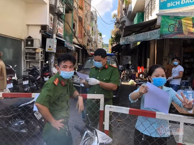 Hẻm 287, đường Nguyễn Đình Chiểu bị phong tỏa do có ca nghi nhiễm Covid-19 sống tại đây. Ảnh: VNN
