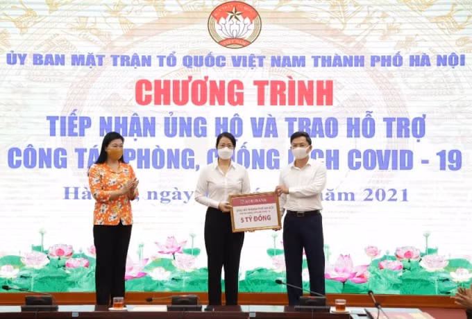 Phó TGĐ Nguyễn Thị Phượng đại diện Agribank trao kinh phí ủng hộ công tác phòng, chống dịch Covid-19