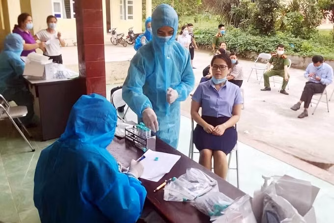 Công tác lấy mẫu xét nghiệm SARS-CoV-2 cho thành viên các tổ bầu cử trên địa bàn tỉnh Quảng Ninh.