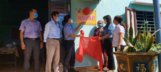 Bàn giao nhà đại đoàn kết cho gia đình bà Phạm Thị Lành, thôn Trung Phú 2, xã Điện Minh, thị xã Điện Bàn