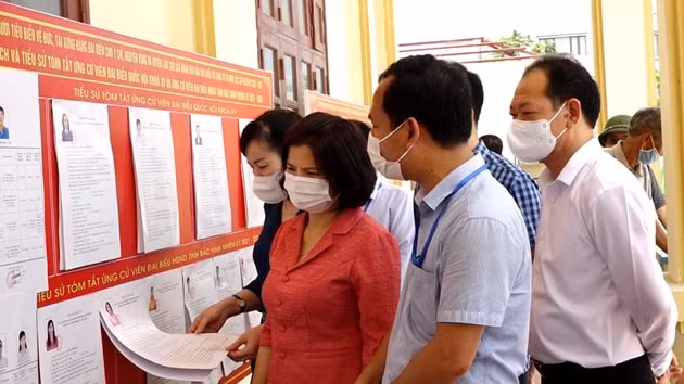 Chủ tịch UBND tỉnh Nguyễn Hương Giang kiểm tra công tác chuẩn bị bầu cử tại huyện Gia Bình. Ảnh: Xuân Thủy