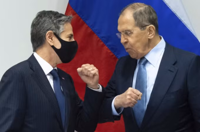 Ngoại trưởng Mỹ Antony Blinken và Ngoại trưởng Nga Sergei Lavrov đối thoại căng thẳng trong cuộc gặp đầu tiên - Ảnh: Reuters