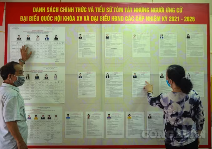 Danh sách cử tri bầu cử đại biểu Quốc hội khóa XV và đại biểu HĐND các cấp nhiệm kỳ 2021 - 2026 được dán công khai tại đơn vị bầu cử số 1, quận Hoàn Kiếm.