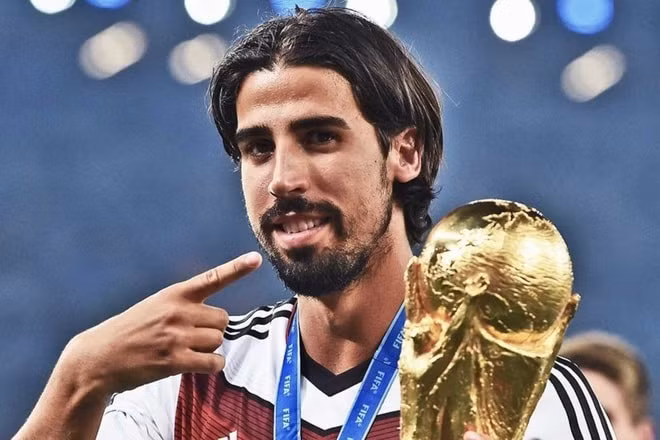 Tiền vệ Sami Khedira của đội Hertha Berlin (Đức) đã quyết định từ giã sự nghiệp “quần đùi áo số” ở tuổi 34 sau 15 năm thi đấu chuyên nghiệp. Ảnh: internet