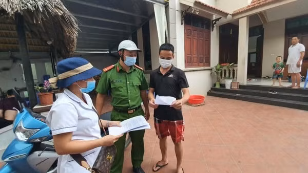 Lực lượng chức năng của TP Hà Nội tuyên truyền về công tác phòng chống dịch COVID-19 tới từng hộ gia đình. Ảnh minh họa