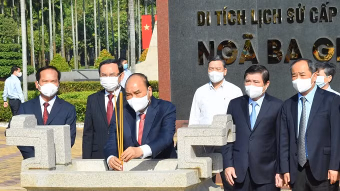 Chủ tịch nước Nguyễn Xuân Phúc dâng hương tại Di tích Ngã Ba Giồng.