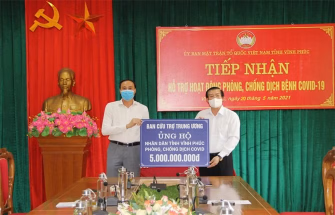 Ông Phùng Khánh Tài, Phó Chủ tịch Ủy ban TƯ MTTQ Việt Nam trao ủng hộ Vĩnh Phúc 5 tỷ đồng