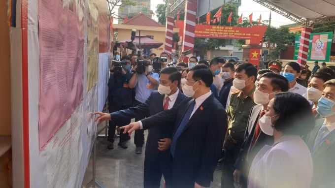 Chủ tịch Quốc hội Vương Đình Huệ kiểm tra nơi niêm yết danh sách, tiểu sử các ứng viên ĐBQH, đại biểu HĐND.