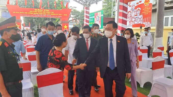 Chủ tịch Quốc hội bắt tay cử tri tham gia bầu cử.