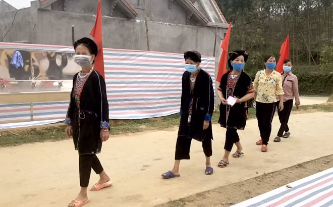Từ rất sớm, cử tri và nhân dân các dân tộc trong tỉnh đã hướng về các khu vực bỏ phiếu.