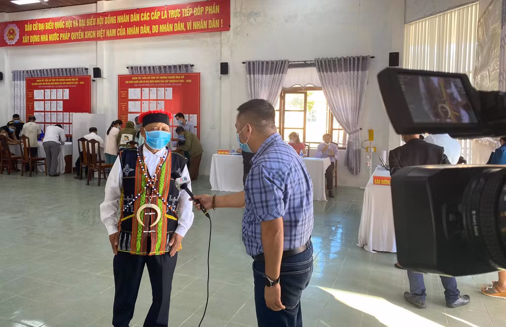 Nhà báo Bùi Tấn Sỹ - Đài Phát thanh và Truyền hình Quảng Nam có mặt ở nhiều điểm bầu cử của huyện miền núi Tây Giang. Ảnh: NVCC