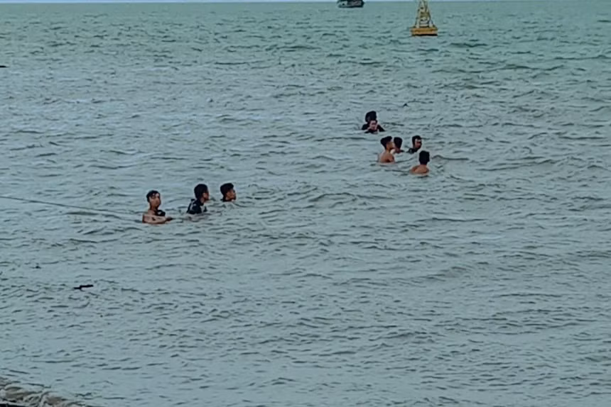 Lực lượng chức năng tìm kiếm bé gái mất tích trên sông Soài Rạp. Ảnh: Zingnews.vn