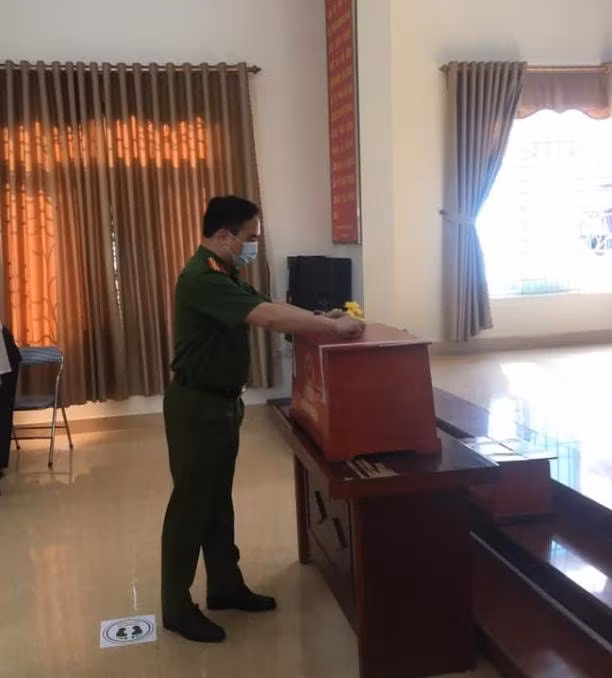 Cán bộ công an huyện Phù Cừ bỏ phiếu bầu cử.