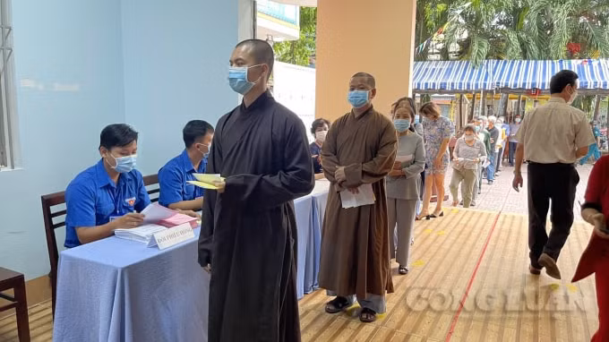 Các cử tri nghiêm túc chấp hành giãn cách nhằm phòng ngừa lây lan dịch bệnh covid-19.