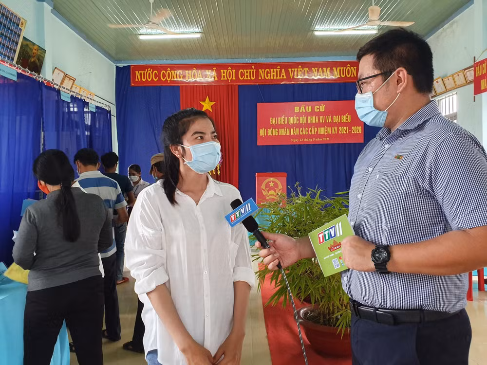 Phóng viên Vũ Việt Khoa - Đài PTTH Tây Ninh phỏng vấn cử tri ấp Đông Hà, xã Tân Đông, huyện Tân Châu, tỉnh Tây Ninh. Ảnh: NVCC