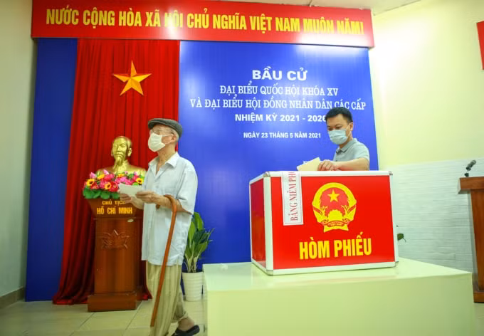 Cử tri đến bỏ phiếu đều được hướng dẫn xếp hàng ngay ngắn, giãn cách, đeo khẩu trang, khử khuẩn tay và đo thân nhiệt. Việc bố trí hòm phiếu, khu vực ghi phiếu, đóng dấu hợp lý và khoa học, tránh tình trạng chờ đợi khi thực hiện các thao tác bỏ phiếu.