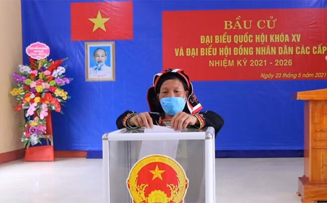 Cử tri xã Vũ Linh, huyện Yên Bình tham gia bỏ phiếu.