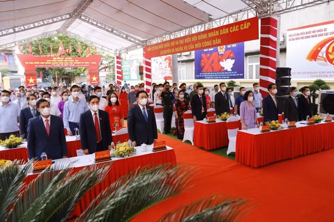 Chủ tịch Quốc hội Vương Đình Huệ, Tổng Thư ký Quốc hội Bùi Văn Cường cùng các đại biểu, cử tri thị trấn An Lão, huyện An Lão, thành phố Hải Phòng thực hiện nghi lễ chào cờ trước giờ bỏ phiếu.