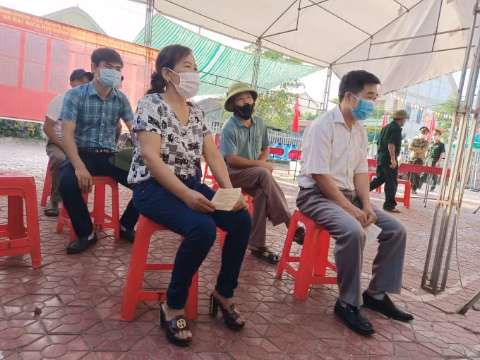 Theo ghi nhận của PV từ các địa phương, thời tiết lúc khai mạc bỏ phiếu ở khắp nơi trong tỉnh đều thuận lợi, tạnh ráo, nhiệt độ từ 27-35độ, không khí lễ khai mạc diễn ra trang nghiêm, đúng luật, đông đảo cử tri đã đến dự lễ khai mạc và bỏ phiếu; đảm bảo tuân thủ nghiêm các quy định về phòng chống dịch bệnh Covid-19.